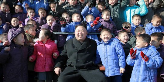 Ekspresi Kim Jong Un ketika dikelilingi anak yatim
