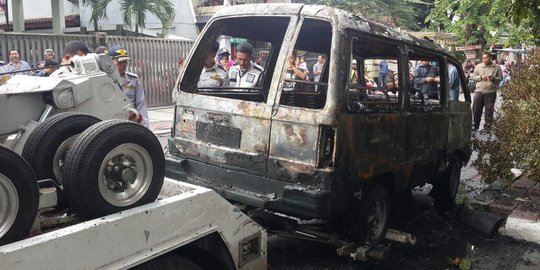 Tak terima diderek, pria di Jakpus bakar mobilnya sendiri