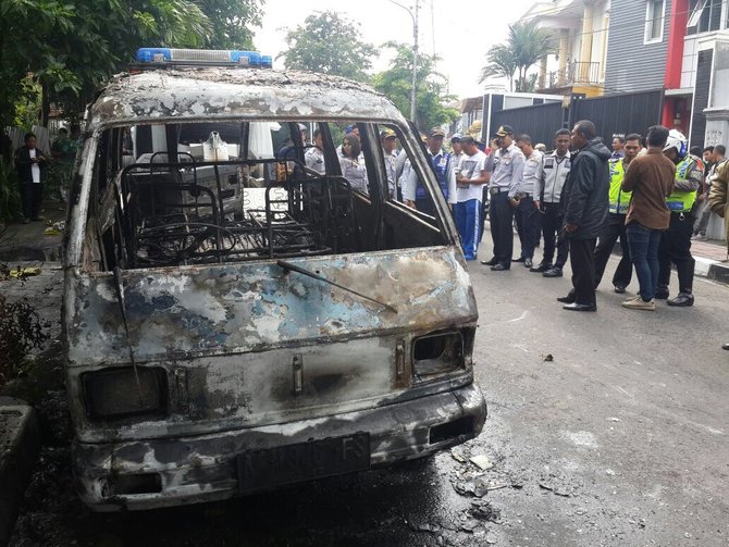 mobil dibakar pemiliknya di jakpus