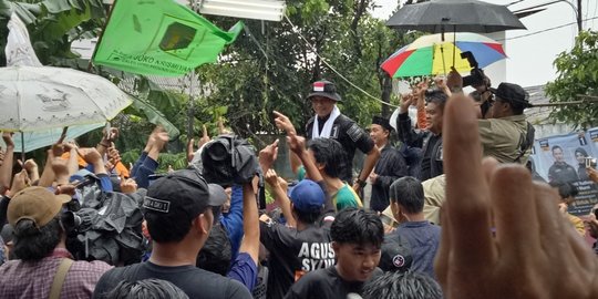 Meski hujan deras, Agus Yudhoyono temui warga Jakarta Selatan