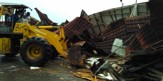 Berteduh dari hujan, anggota Satpol PP Gowa tewas tertimpa bangunan