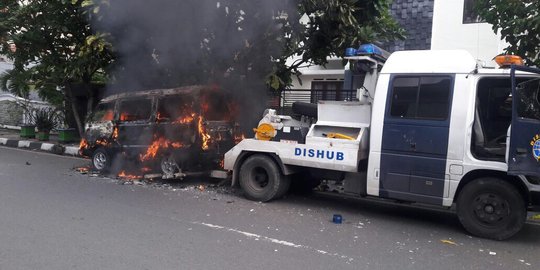 Mamat kabur usai bakar mobilnya sendiri