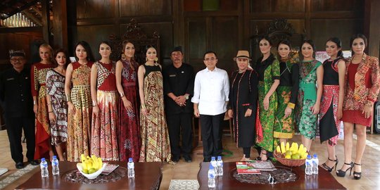 Banyuwangi tampilkan karya perajin lokal di Indonesia Fashion Week