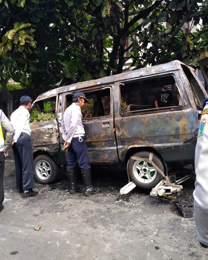 mobil dibakar pemiliknya di jakpus