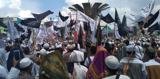 Massa FPI gelar aksi damai bela ulama di Masjid Agung Palembang