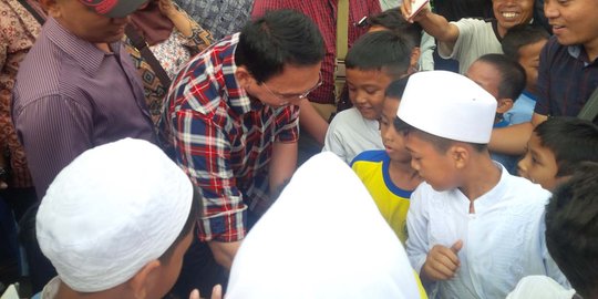 Murid SD di Lubang Buaya berhamburan kejar Ahok untuk salaman