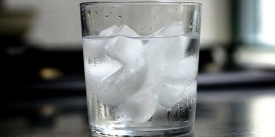 Benarkah keseringan minum air es bikin tubuh cepat gemuk?