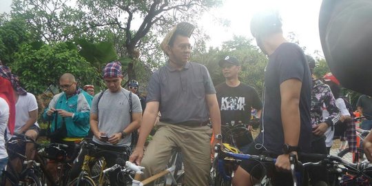 Pakai helm jerami, Ahok gowes dari Taman Menteng ke Rumah Lembang