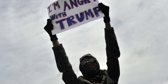 Aksi massa di Kedubes AS kecam kebijakan Donald Trump