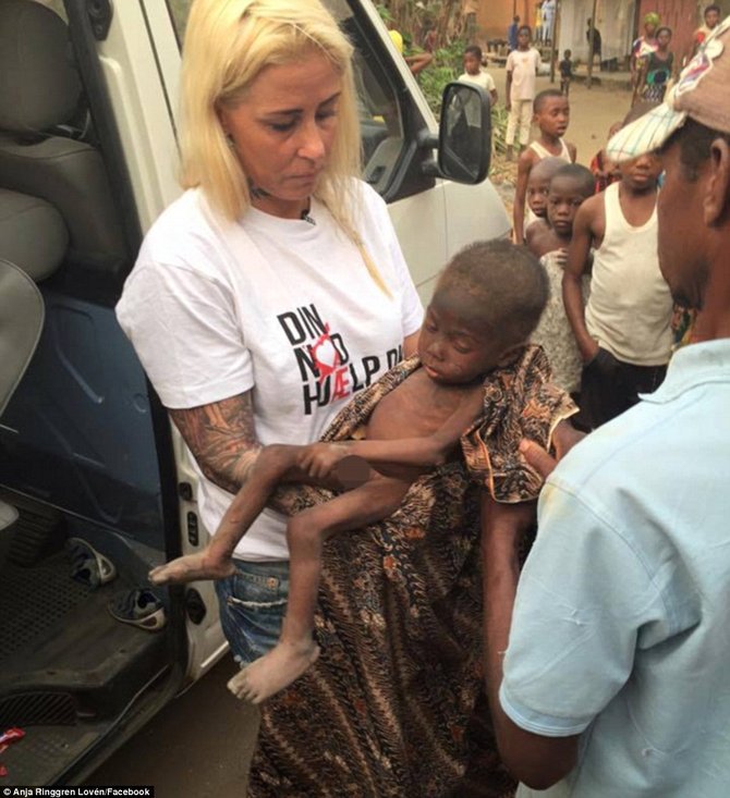 bocah nigeria diselamatkan pekerja kemanusiaan