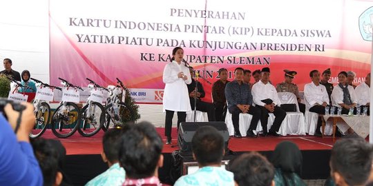 Jokowi, Menko PMK dan Mendikbud bagikan ribuan KIP ke siswa di Yogja