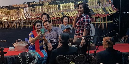 Nonton wayang, Ahok sebut Penak zaman ku toh jadi gubernur?