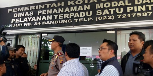 Garis polisi di Dinas Penanaman Modal Bandung dicopot