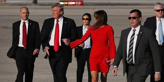 Kenapa Donald Trump enggan gandeng tangan Melania? Ini jawabannya