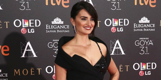 Seksinya Penelope Cruz hadiri Goya Awards 2017