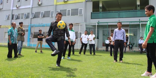 Menpora Imam Nahrawi pamer juggling di depan siswa sekolah bola
