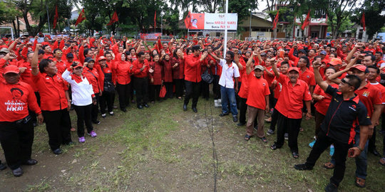 Berangkat ke Jakarta, massa PDIP Jateng tunggu instruksi Megawati