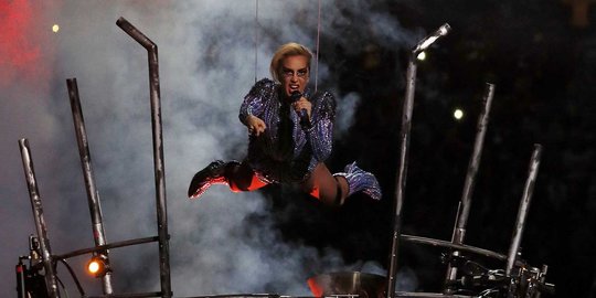 Aksi Lady Gaga menggebrak panggung Super Bowl
