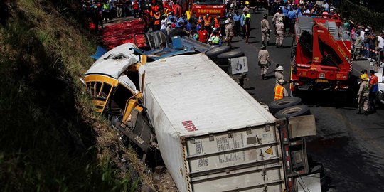 Seperti ini rupa truk gencet bus sekolah di Honduras, 16 orang tewas