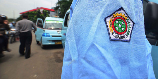 Sopir angkot di Makassar demo, penumpang terlantar