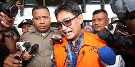 Ekspresi Choel Mallarangeng saat berompi tahanan KPK