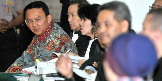 Ekspresi Ahok saat kembali jalani sidang ke-9