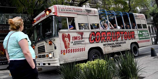 Unik, bus ini ajak turis singgahi lokasi-lokasi korup di Meksiko