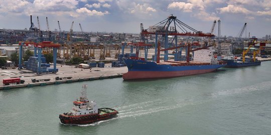 Melihat kesibukan Pelabuhan Priok yang bakal jadi hub internasional