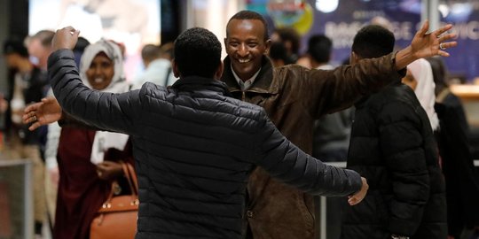 Wajah bahagia imigran muslim kembali diizinkan masuk AS