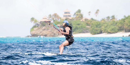 Serunya Obama main layang surfing isi liburan di Pulau Moskito