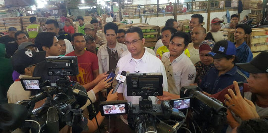 Kunjungi Pasar Induk, Anies obral janji buat harga bahan pokok murah