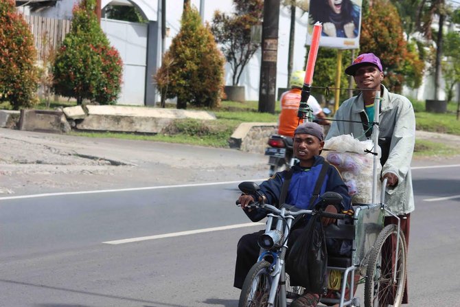 dua sahabat lumpuh dan buta di malang