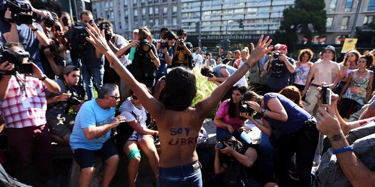 Protes aksi kekerasan, para wanita Argentina ramai-ramai buka baju