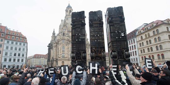 Bus berdiri tegak hebohkan Jerman