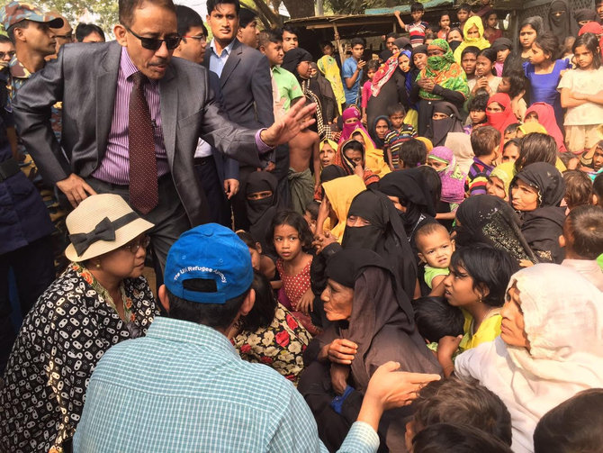 menlu retno temu pengungsi rohingya di bangladesh