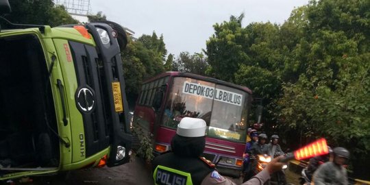 Truk terguling di Flyover UI, lalu lintas menuju Jakarta tersendat