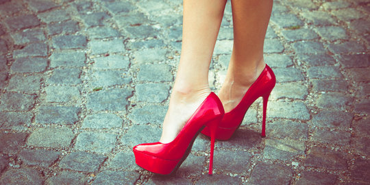 Masih ngotot pake high heels tiap hari? Ini 3 risikonya