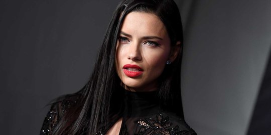 Pose sensual Adriana Lima di amfAR New York Gala 2017