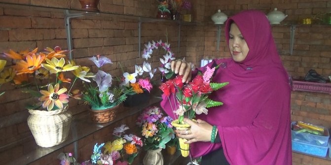 Kreatif ibu di Mojokerto bikin hiasan  bunga  cantik dari  
