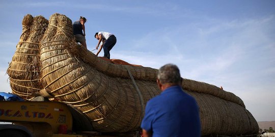 Perahu dari alang-alang ini akan berlayar ke Australia dari Chile