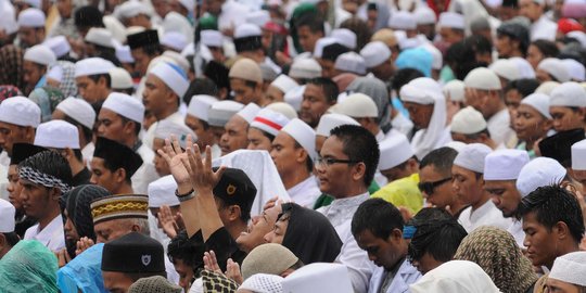 Ratusan peserta aksi 112 dari daerah tiba di Bandara Soekarno-Hatta