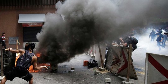 Sengitnya bentrokan massa anti-pemerintah dengan aparat di Brasil