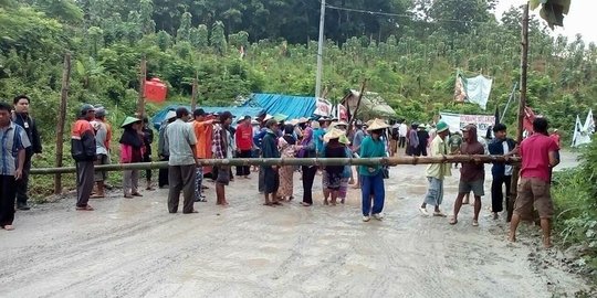 Warga Rembang tolak semen blokir & bikin tenda di pintu masuk pabrik