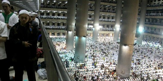 Salat subuh berjemaah awali aksi 112 di Istiqlal