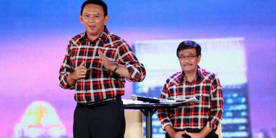 Djarot geregetan sampai berulang kali cubit paha Ahok saat debat