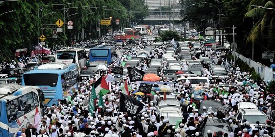 Massa aksi 112 saat banjiri jalanan jantung ibu kota
