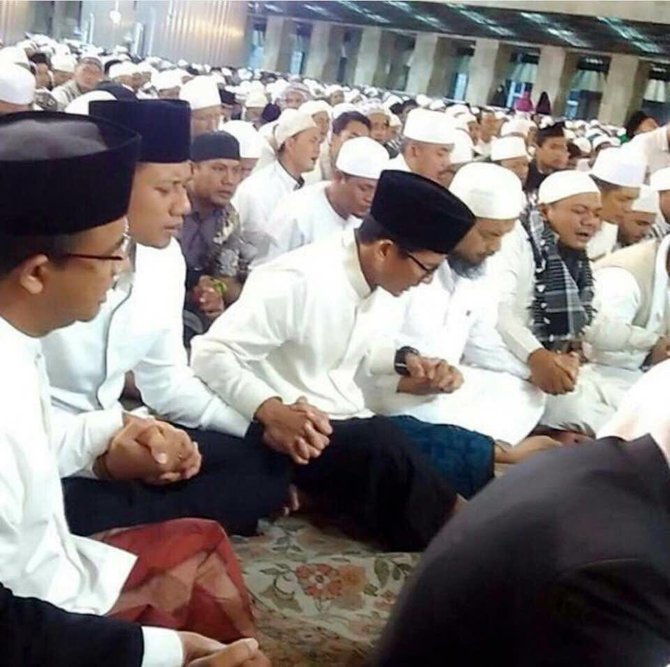 agus anies dan sandiaga hadir di aksi