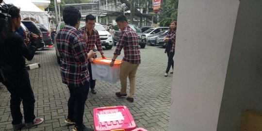 Bawa 3 kontainer dokumen, Tim Ahok laporkan dana kampanye ke KPU DKI