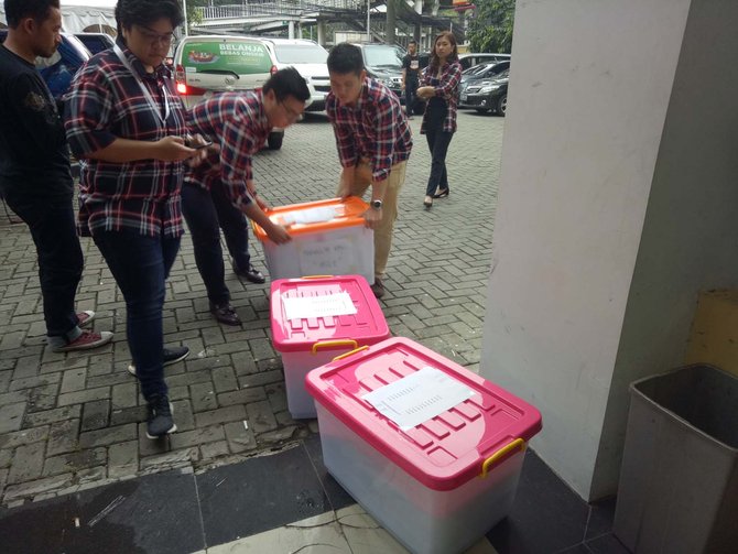 kubu ahok djarot serahkan laporan dana kampanye ke kpud dki jakarta