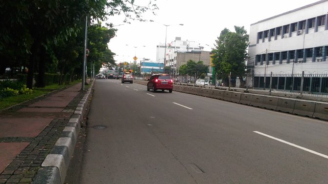 kondisi jalan gunung sahari dan anak kali ciliwung usai dibangun turap